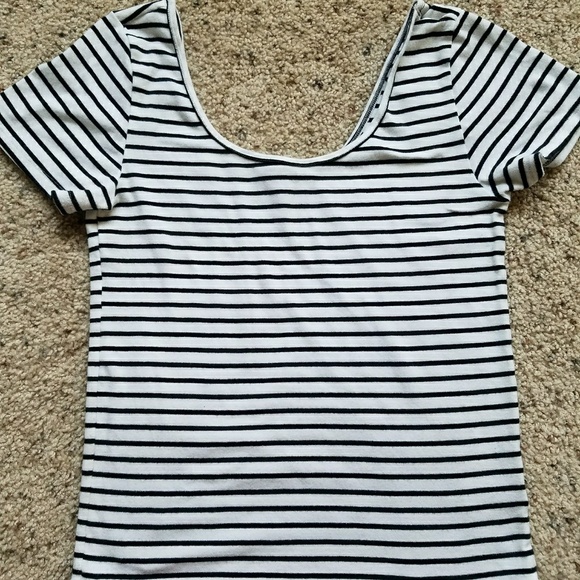 Aeropostale black & white crop top - Picture 2 of 3